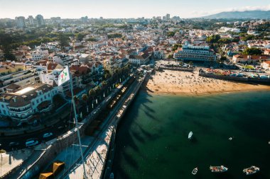 Lizbon, Portekiz - 30 Temmuz 2023: Cascais Körfezi 'nde Papa Francis' in Dünya Gençlik Günü 2023 için Cascais 'e yaptığı ziyaretin tanıtımı, 1-6 Ağustos 2023 tarihleri arasında Portekiz' in Lizbon kentinde düzenlenen bir Katolik festivali.