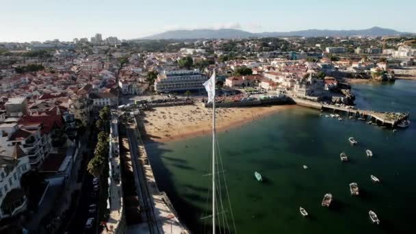Lisbona Portogallo Luglio 2023 Orbita Aerea Sopra Bandiera Nella Baia — Video Stock
