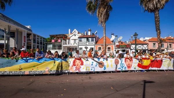 葡萄牙卡斯卡伊斯 2023年8月3日 卡斯卡伊斯社区所画的世界上最大的3 5公里壁画旁边的人们等待着在教皇弗朗西斯访问葡萄牙卡斯卡伊斯之前看到他 免版税图库照片