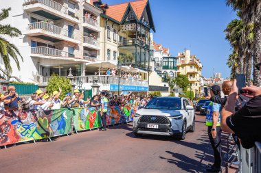 Cascais, Portekiz - 3 Ağustos 2023: Papa Francis, Cascais, Portekiz 'deki Scholas Octes, Cascais, Portekiz' in gençleriyle tanışıyor.