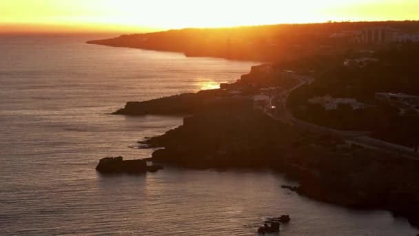 葡萄牙卡斯基斯Guia海岸锯齿状海岸空中无人驾驶飞机背光图像 — 图库视频影像