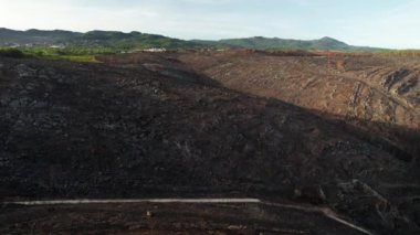 Ağustos 2023 'teki orman yangınlarının ardından Portekiz' in Cascais kentindeki çorak arazinin POV hava aracı görüntüsü