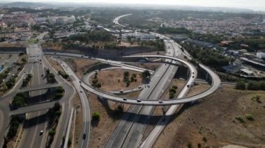 Cascais, Portekiz 'deki A5 otoyolunun hava aracı POV takibi