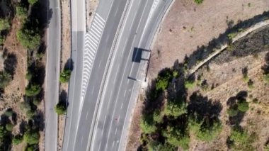 Yükseltilmiş otoyol kavşakları ve kavşakların kesiştiği çevre yollarının ardından havadan insansız hava aracı son sürat aşağı iniyor.