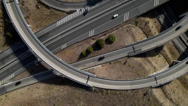고속도로 오버패스 도로의 아래로 — 비디오