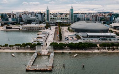 Lizbon, Portekiz - 1 Eylül 2023: Parque das Nacoes, Lizbon Portekiz 'deki Oriente tren istasyonunun havadan görünüşü