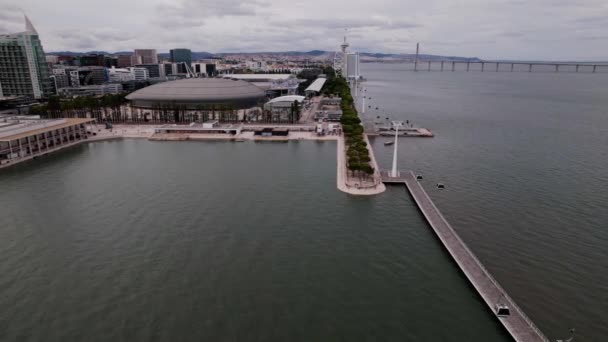 葡萄牙里斯本 2023年9月1日 葡萄牙里斯本国家航空无人机全景公园 下方可见标志性的贡多拉 背景是Vasco Gama桥 — 图库视频影像