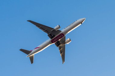 Lizbon, Portekiz - 3 Eylül 2023: BAE merkezli uçak şirketi Emirates, Boeing 777-300ER ile Lizbon Uluslararası Havalimanı 'na iniş yapmak üzere mavi gökyüzüne doğru yaklaşıyor