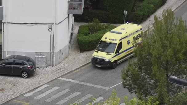 Cascais Portugal Septiembre 2023 Una Ambulancia Perteneciente Inem Estacionada Una — Vídeo de stock