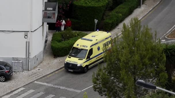 Cascais Portugal September 2023 Een Ambulance Van Inem Geparkeerd Een — Stockvideo