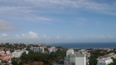 Portekiz, Cascais 'in zamanı güneşli bir günde Lizbon' a doğru batıya bakıyor.