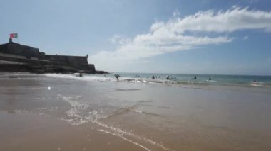 Carcavelos, Portekiz - 15 Eylül 2023: Lizbon, Portekiz yakınlarındaki Carcavelos plajında bir grup genç sörfçü