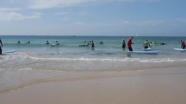 カルカヴェロス ポルトガル 2023年9月15日 夏の日にポルトガル リスボン近くのカルカヴェロスビーチで若いサーファーのグループ — ストック動画