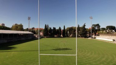 Rugby sahasında, ragbi sahasında hava aracı kale direklerinden geçiyor.
