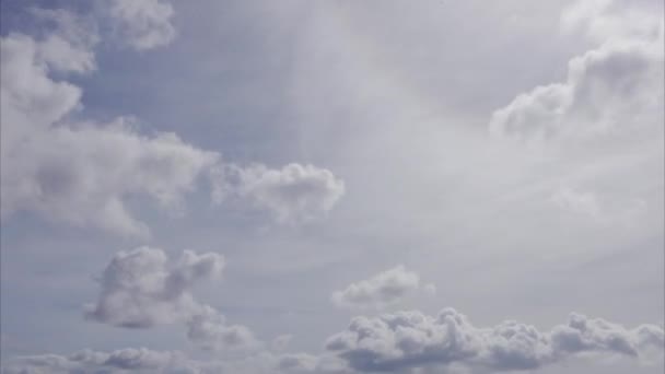 低角度ビュー 夏の日の陽が輝く雲と青空の直射明るい正午の太陽のタイムラウンド — ストック動画