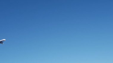 Lizbon, Portekiz - 24 Eylül 2023: Bir Ryanair Boeing 737-8AS uçağı Lizbon havaalanı pistine indi