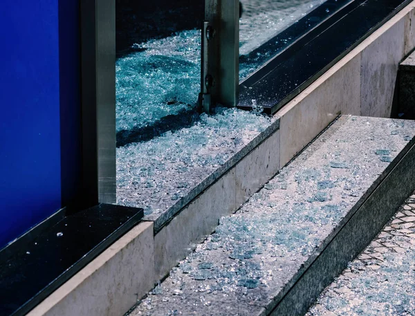 抢劫或故意破坏后 街上商店前的碎玻璃 — 图库照片