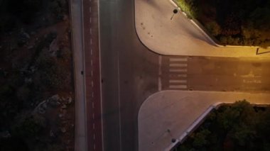Geceleri kavşakta çekilmiş, tepeden tırnağa hava aracı videosu. Portekiz, Cascais 'de yakalandı.