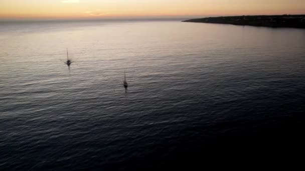 Pandangan Udara Drone Dari Dua Kapal Kesenangan Teluk Cascais Portugal — Stok Video
