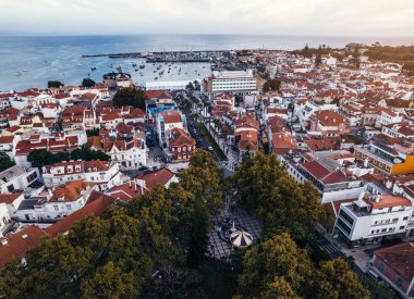 Portekiz 'in Cascais şehrinin tarihi merkezinin hava aracı görüntüsü ön planda görünüyor. Cascais, Lizbon 'a 30 km uzaklıkta.