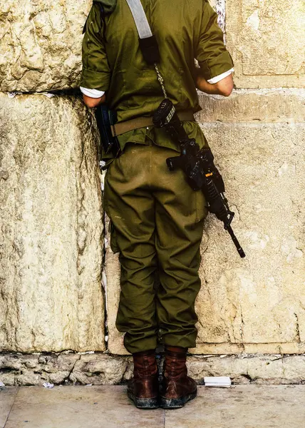 Înapoi Soldat Israelian Neidentificabil Care Roagă Zidul Vest Din Ierusalim Imagine de stoc