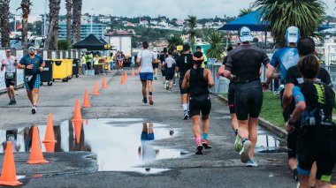 Cascais, Portekiz - 21 Ekim 2023: Ironmen yarışmacıları Ironman 70.3 'te Cascais, Portekiz' de