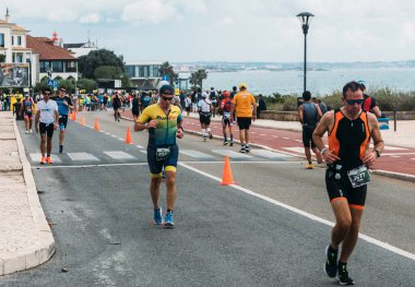 Cascais, Portekiz - 21 Ekim 2023: Ironmen yarışmacıları Ironman 70.3 'te Cascais, Portekiz' de