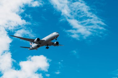Lizbon, Portekiz - 23 Ekim 2023: Airbus A320 LATAM Lizbon havaalanına inmek üzeredir
