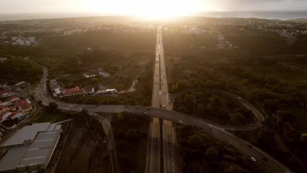 Cascais Portekiz Deki Otoyolunun Gün Batımında Hava Aracı Pov Takibi — Stok video