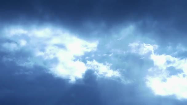 Timelapse Solljus Genom Moln Höstdag Föränderligt Väder — Stockvideo
