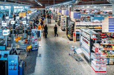 Cenova, İtalya - 18 Kasım 2023: İtalya 'nın Cenova kentinde bir Esselunga süpermarketinin içi geniş açılı görünüm