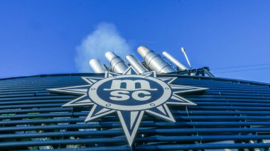 Palma Mallorca, İspanya - 20 Kasım 2023: MSC Seaview yolcu gemisinin bacasından duman ve egzoz dumanı kaçtı