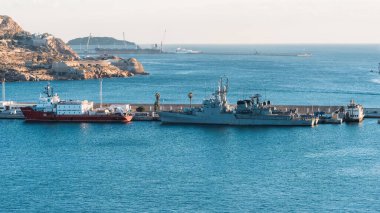 Cartagena, İspanya - 21 Kasım 2023: İspanyol donanma savaş gemileri Cartagena, Murcia, İspanya limanına yanaştı