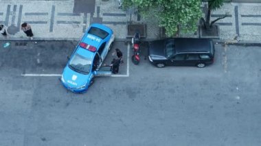 Rio de Janeiro, Brezilya - 10 Aralık 2023: Rio de Janeiro Askeri Polis arabası Rio de Janeiro, Brezilya 'da Copacabana Mahallesi' nde devriye geziyor