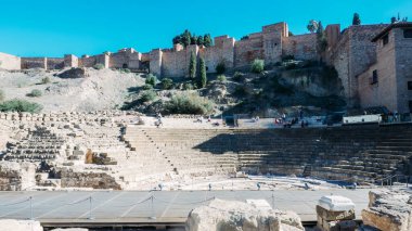 Malaga, İspanya - 22 Kasım 2023: Antik amfitiyatro Teatro Romano de Malaga 'nın güneşli manzarası, İspanya.