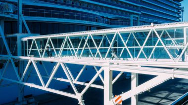 Malaga, İspanya - 22 Kasım 2023: Malaga, İspanya 'dan MSC Seaview yolcu gemisine binen yolcular