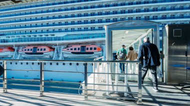 Malaga, İspanya - 22 Kasım 2023: Malaga, İspanya 'dan MSC Seaview yolcu gemisine binen yolcular