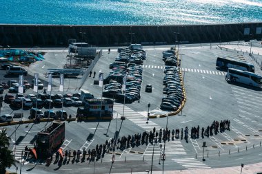 Malaga, İspanya - 22 Kasım 2023: Malaga 'nın gemi terminalinde çift katlı bir turist otobüsüne binmek için kuyruk