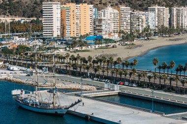 Malaga, Endülüs, İspanya 'daki yüksek mahalle ve plaj manzarası