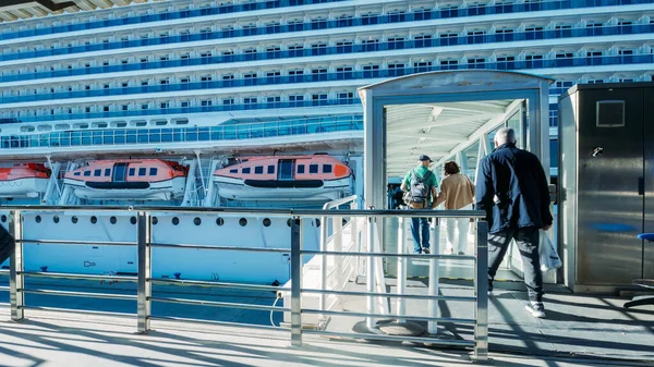 西班牙马拉加 2023年11月22日 在西班牙马拉加登上Msc Seaview游轮的乘客 免版税图库照片