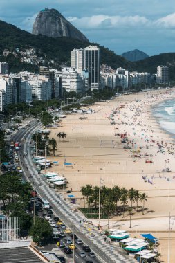 Brezilya Rio de Janeiro 'daki Copacabana Sahili' nin yüksek perspektifli manzarası.