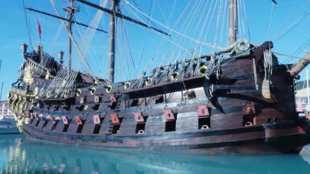 意大利热那亚 2023年11月18日 在意大利热那亚的热那亚港 Genoa Porto Antico 的Galeone Neptune海盗船 — 图库视频影像
