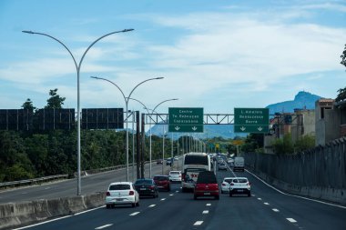 Rio de Janeiro, Brezilya - 24 Aralık 2023: Rio de Janeiro, Brezilya 'daki Linha Vermelha otoyolunda POV trafiği. Uluslararası havaalanından turizm bölgesine giden anayol.