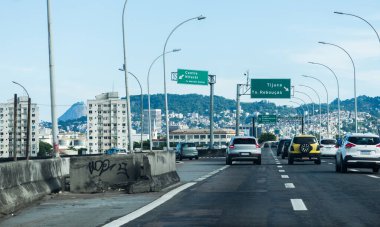 Rio de Janeiro, Brezilya - 24 Aralık 2023: Rio de Janeiro, Brezilya 'daki Linha Vermelha otoyolunda POV trafiği. Uluslararası havaalanından turizm bölgesine giden anayol.