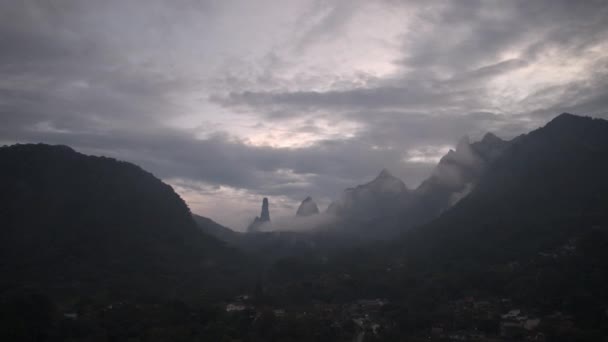 ブラジルのテレソポリス リオデジャネイロ 象徴的なデドゥーラまたは雲に覆われた神の指で山々でハイパーラプスに近づく — ストック動画