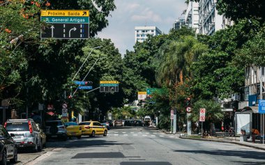 Rio de Janeiro, Brezilya - 25 Aralık 2023: Rio de Janeiro, Brezilya 'nın güney bölgesinde Leblon ilçesinde neredeyse boş Ataulfo de Paiva Caddesi