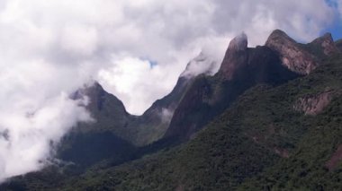 Hiperlapse, Teresopolis, Rio de Janeiro, Brezilya 'daki dağlarla birlikte Dedo de Deus ya da Tanrı' nın parmaklarının bulutlarla kaplı olduğu bölgeye yaklaşıyor.