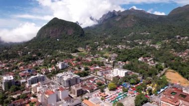 Brezilya, Rio de Janeiro, Teresopolis 'teki Feira do Alto' da bulunan hava aracı yörüngesi çevresindeki dağlık tropikal manzarayı ortaya çıkarıyor.