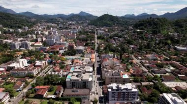 Brezilya 'nın Rio de Janeiro dağlık bölgesindeki Teresopolis şehrinin hava aracı görüntüsü ön planda ikonik Alta Pazarı ile