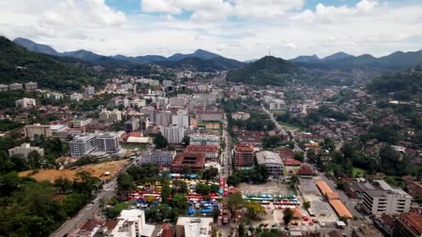 以标志性的阿尔塔市场为前景的巴西里约热内卢山区Teresopolis市无人驾驶飞机图像 — 图库视频影像